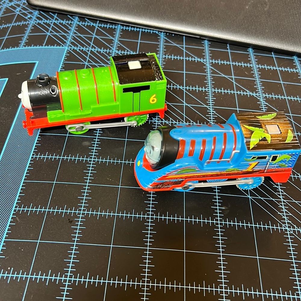 #TH.6. 2pcs Thomas the Tank Engine & Percy